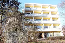 Das sogenannte "Wohnheim II" zwischen dem Verwaltungsgeb&auml;ude und dem Kindergarten steht bereits leer und soll in diesem Jahr abgerissen werden. - &copy; Foto: Reineke