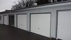 In dieser Garagenzeile in Spenge wurde die Leiche im Februar 2012 entdeckt. - © FOTO: CHRISTIAN MATHIESEN