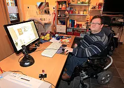 Ein betrunkener Mann hat Rollstuhlfahrer Tobias Hille in der Stadtbahn angegriffen. An seinem PC liest er den Fahndungsbericht der Polizei. - &copy; FOTO: WOLFGANG RUDOLF