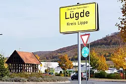 Die Schriftzüge auf den sieben Lügder Ortsschildern haben Zuwachs bekommen. - © Foto: Blum