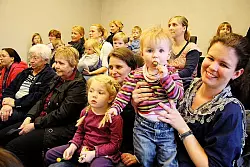 Die Diskussion &uuml;ber die Zukunft des Spielplatzes Schillerstra&szlig;e verfolgten zahlreiche Anwohner im Ratssaal. Im Vordergrund sitzen Milla (1) und ihre Mutter Marlene Haftmann (rechts) sowie Maja (5) mit Mutter Corinna Waszewski. - &copy; Foto: Reineke