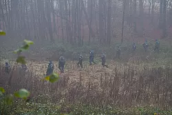 Die Polizei durchk&auml;mmt auf der Suche nach dem vermissten Fabian L. am Mittwochmorgen ein Waldst&uuml;ck in Bielefeld-Dornberg. - &copy; FOTO: STEFAN GEROLD