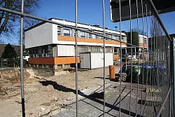 Der Bauzaun steht: Die Arbeiten an dem neuen Arzt- und Dienstleistungszentrum haben begonnen. - © 