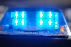 Zehn junge M&auml;nner pr&uuml;gelten in der Nacht zu Samstag bei Burger King aufeinander ein. - &copy; Themenfoto: Polizei