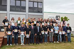 Zum Gruppenfoto versammelten sich die zeitunglesenden Azubis vor dem Marketing-Gebäude der Firma Windmöller in Augustdorf. - © Torben Gocke