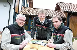 Oliver Sielhorst (links) und Jan Preller (rechts) wollen sich nicht in politische Auseinandersetzungen hineinziehen lassen. Unser Bild zeigt sie mit dem Leiter des Landesbetriebs Wald und Holz, Andreas Wiebe. - © Foto: Rohlf