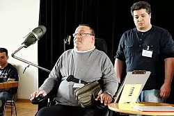 Weder zu 100 Prozent Kurde noch zu 100 Prozent Deutscher: Dr. Faraj Remmo (links, mit Pädagogik-Student Zeydin Cakmak) spricht über die "Mehrfachzugehörigkeit" junger Leute aus Migrantenfamilien. - © 