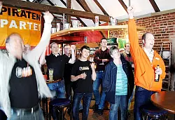 Detlef Schmidt (rechts) von der Piratenpartei. - © Foto: Kantelberg