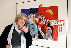 Erika Stumpf mit einer ihrer Arbeiten.