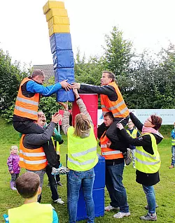 Hochstapler: Huckepack gehts ans Turmbauen. - © Foto: Sölter