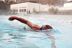 Der Kölner Rainer Klein zog gestern im Außen-Sportbecken des "VitaSol" seine Bahnen. In einer Woche wird dieser Bereich vorerst geschlossen. Dafür dürfen künftig alle Badegäste auch in die Sauna - Preisanpassung inklusive. - © 