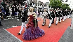 Ein roter Teppich f&uuml;r 100 K&ouml;niginnen - &copy; VERL
