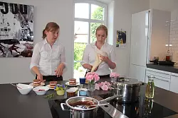 Aufnahme f&uuml;r den Nachtisch: Inken Brinkmann hilft ihrer Schwester Wiebke Brinkmann-Roitsch (links) in der K&uuml;che. - &copy; Cordula Gr&ouml;ne