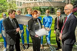 Die Bürgerrechtler Padeluun und Rena Tangens übergeben Regierungsdirektor Rainer Stenzel (r.) Post für den Innenminister.