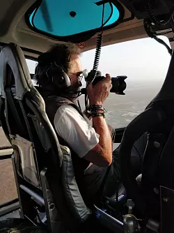 Im Helikopter &uuml;ber der Katastrophenregion: der Herforder Fotograf J&uuml;rgen Escher - &copy; J&uuml;rgen Escher