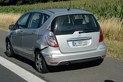 Der Motorradfahrer war auf das Heck einer A-Klasse aufgefahren. - &copy; Andreas Eickhoff