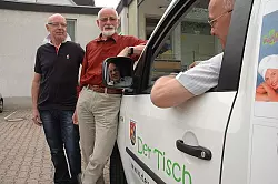 Kurt Heißenberg (links), Johahannes Forthaus und Bernd Munko (am Steuer) mit dem neuen Transporter des "Tischs Schieder-Schwalenberg" - © Foto: Brinkmeier