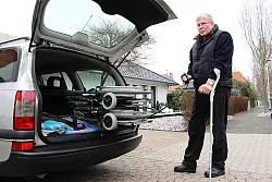 Ernst-Wilhelm an Huef lässt seinen Rollstuhl per Knopfdruck aus dem Kofferraum fahren. Der Salzufler lebt seit 50 Jahren mit der Kinderlähmung. - © Foto: Hostert