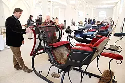 Kunstvoll und alt: Sammler Horst-August Bollweg zeigt Holger Tiemann (links) im historischen Kunsthaus des Schlosses Wendlinghausen einen Pferde-Ausfuhrschlitten aus Berchtesgaden. Baujahr: 1890. - &copy; 