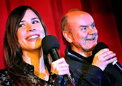 Aylin Tezel gestern Abend im Gespr&auml;ch mit Lichthaus-Gesch&auml;ftsf&uuml;hrer J&ouml;rg Erber, bevor sich der Vorhang f&uuml;r ihren Film hob. Mit ihren Fragen ans Publikum bewies sie auch Kenntnisse in Heimatkunde. - &copy; FOTO: ANDREAS FR&Uuml;CHT