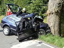 Ohne sichtbare Bremsspuren prallte der VW Polo gegen einen Straßenbaum. - © Foto: Marc Köppelmann