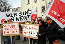 Auch vor dem Klinikum in G&uuml;tersloh gab es beim ersten Warnstreik eine Kundgebung. - &copy; ARCHIVFOTO: VORNB&Auml;UMEN