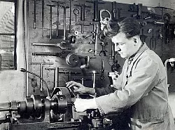 Das Foto entstand 1953 und zeigt den heute 75-jährigen Kurt Stricker während seiner Ausbildung zum Kfz-Mechaniker. Mittlerweile ist Sohn Mark Stricker als Chef des Autohauses Stricker in seine Fußstapfen getreten. - © Foto: privat