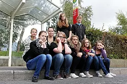 Das Ziel ist erreicht: Lea Tabea Schmidt (hinten) und ihre Mitstreiter haben für bessere Busverbindungen gekämpft. - © 