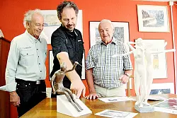 Matthias Hosenfeldt, Martin Gausepohl und Wilhelm B&uuml;ker (von links) aus dem Vorstand der Dotti-Stiftung mit Arbeiten von Wilhelm N&uuml;mann. - &copy; Foto: Luetgebrune