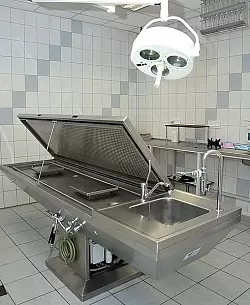 Hier untersuchen Ermittler der Mordkommission und Gerichtsmediziner Opfer. - &copy; FOTO: NICOLE DONATH