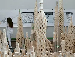 Ausstellungsbesucher haben in der Kunsthalle aus 10.080 Baukl&ouml;tzen eine Skulptur errichtet. - &copy; FOTO: DPA
