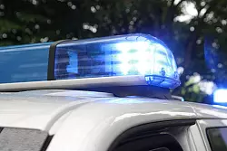 Ein Polo fuhr auf einen Betonabweiser und flog daraufhin durch die Luft - © FOTO: Jens Reichenbach