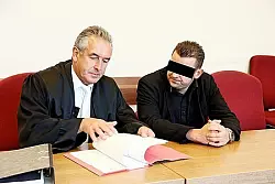 Der 32-j&auml;hrige Veranstaltungsmanager aus Peine (r.), hier mit seinem Anwalt Manfred Christian, muss zweieinhalb Jahre hinter Gitter. - &copy; Archivfoto: Preuss