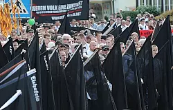 Wie hier wollen Neonazis am Heiligabend in Bielefeld aufmarschieren. - &copy; FOTO: DPA