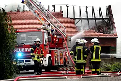 Kurz nach f&uuml;nf Uhr morgens ging der Notruf nach einem Blitzschlag in dem landwirtschaftlichen Geb&auml;ude in L&uuml;bbecke-Nettelstedt ein. - &copy; FOTO: TYLER LARKIN