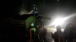 Ein brennender Strohballen am Rand der Alverdissener Straße konnte souverän gelöscht werden - © Feuerwehr Barntrup