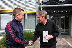 Zu Gast im Medien Centrum Giesdorf: Andr&eacute; Fuhr (links) wird von LZ-Redakteur Dietmar Welle herzlich begr&uuml;&szlig;t. - &copy; Preuss