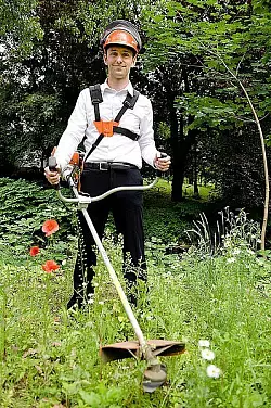 Ralf Witthaus zeigt im Herforder Marta-Garten sein Arbeitsger&auml;t. - &copy; FOTO: RALF BITTNER