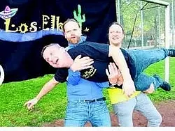 Musiker Dennis Gonschewski in den Armen seiner Kollegen Heiko B&ouml;lling und J&ouml;rn Hermening (v.l.). - &copy; FOTO: STEFANIE DULLWEBER