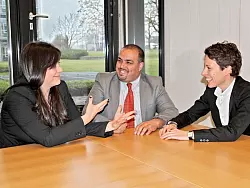 Dar Nadler, Sam Husseini und Julia Borggr&auml;fe (v.l.) verstehen sich blendend. Trotz ihrer Herkunft. - &copy; FOTO: JESSICA KLEINEHELFTEWES
