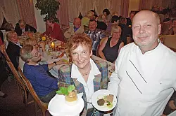 Tischten auf: Organisatorin Hannelore Budde und Koch Michael Delker pr&auml;sentierten in der vollbesetzten Gastst&auml;tte Speisen und Anekdoten. 