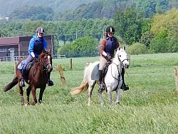 Luisa (links) und Lena Schmid mit ihren Pferden "Charly" und "Pepsi". - © Foto: Distanzler