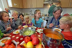 Nico, Nele, Erzieherin Malgosia Rys, Sophie, Amelia, K&ouml;chin Ulla Starcke und Johann (v. l.) in der G&uuml;tersloher Kindertagesst&auml;tte Rappelkiste haben sichtlichen Spa&szlig; beim Mittagessen. Obst und Gem&uuml;se kommen hier nicht zu kurz. - &copy; FOTO: RAIMUND VORNB&Auml;UMER