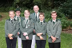 Fühlen sich wohl: Die Jungschützen werden unter anderem von Jan-Niklas Witt (hinten links) betreut. - © Daniel Hobein