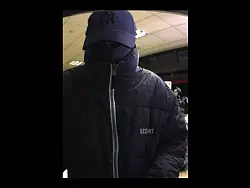 Wer kann Angaben zur Herkunft der abgebildeten Jacke machen? Wer kann Angaben zu einer Person machen, die ein solche Jacke besitzt oder besessen hat? Sachdienliche Hinweise nimmt die Polizei unter der Rufnummer 05251/ 3060 entgegen. - &copy; FOTO: POLIZEI