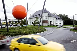 Mit Blick vom Kreisverkehr aus würde sich aus Sicht der Planer unter anderem hinter dem Turmgebäude eine Stichstraße anbieten. - © Foto: Preuss