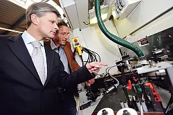 Neue Technik im Blick: Lutz Hohner (links) und Ingenieur Bas Buser von Plasmatreat betrachten den gelungenen Einbau einer Plasmatechnologie-Einheit in eine Kantenanleimmaschine.