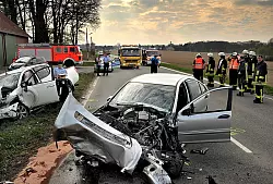 Auf der Eickumer Straße ist der silberne Mercedes in den Gegenverkehr geraten und ist dabei frontal mit dem weißen Pick-up kollidiert. - © FOTO: ANDREAS FRÜCHT