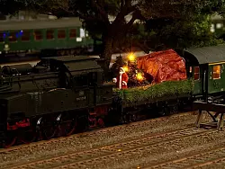 Der Nikolaus f&auml;hrt in der Modellbundesbahn mit dem Zug. - &copy; FOTO: MODELLBUNDESBAHN