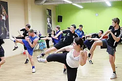 SC-Trainer Stefan Schemel (links) und Björn Menzel (links, im blauen Trikot) machen ebenso wie die SC-Kicker und einige Damen das volle "Body-Combat"-Programm mit. - © Foto: Welle